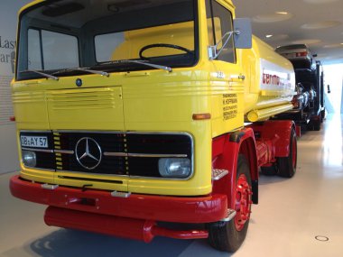 j ulusal bayrak renkleri içinde bandaj ile kapalı piggy zengin banka