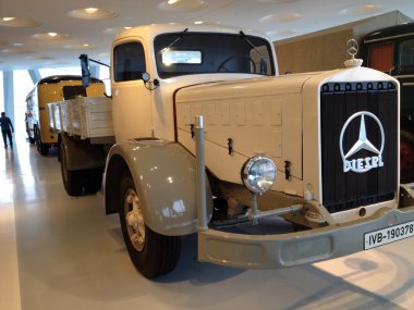 j ulusal bayrak renkleri içinde bandaj ile kapalı piggy zengin banka