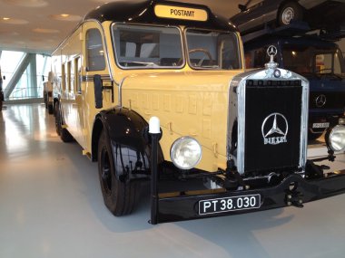 j ulusal bayrak renkleri içinde bandaj ile kapalı piggy zengin banka