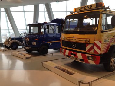 j ulusal bayrak renkleri içinde bandaj ile kapalı piggy zengin banka