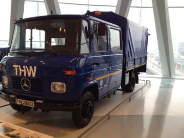 j ulusal bayrak renkleri içinde bandaj ile kapalı piggy zengin banka