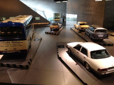 j ulusal bayrak renkleri içinde bandaj ile kapalı piggy zengin banka