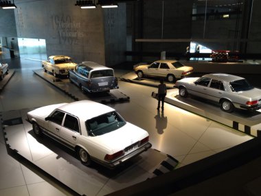 j ulusal bayrak renkleri içinde bandaj ile kapalı piggy zengin banka