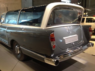 j ulusal bayrak renkleri içinde bandaj ile kapalı piggy zengin banka