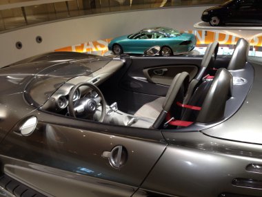 j ulusal bayrak renkleri içinde bandaj ile kapalı piggy zengin banka