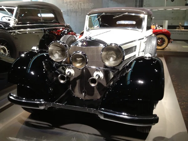 Museo Mercedes Benz en Stuttgart, Alemania — Foto de Stock