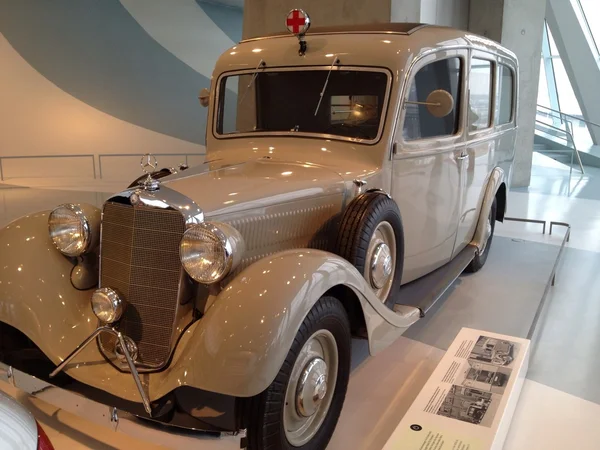 Mercedes Benzmuseum i stuttgart, Tyskland — Stockfoto