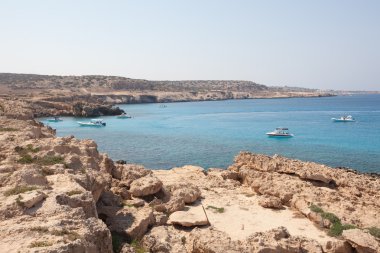 Kıbrıs kayalık sahil