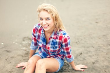 Sahilde oturan kadın