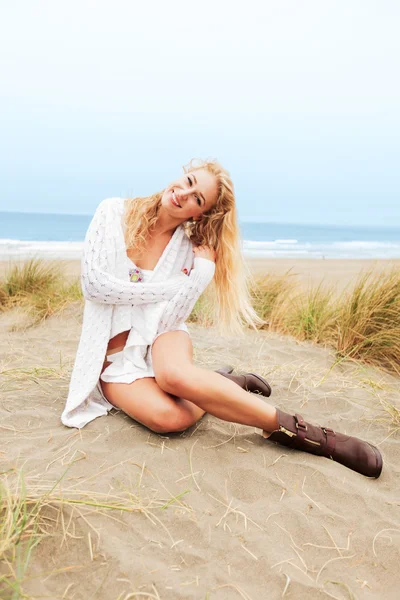 Блондинки сидят на песке — стоковое фото