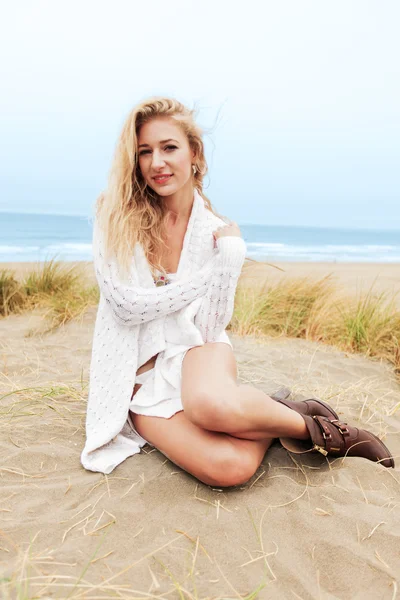 Blondie zittend op zand — Stockfoto