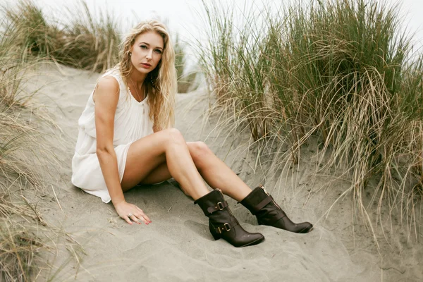 Beyaz elbiseli sarışın