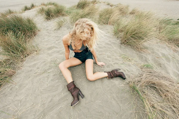Женщина на шортах в песке — стоковое фото