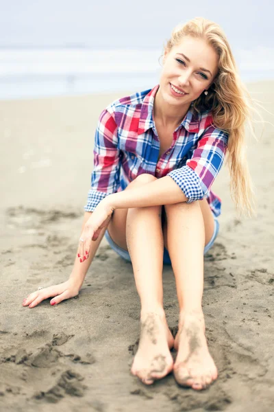 Sahilde oturan kadın