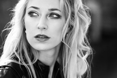 sarışın siyah beyaz portre