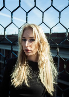 sarışın yakın çekim