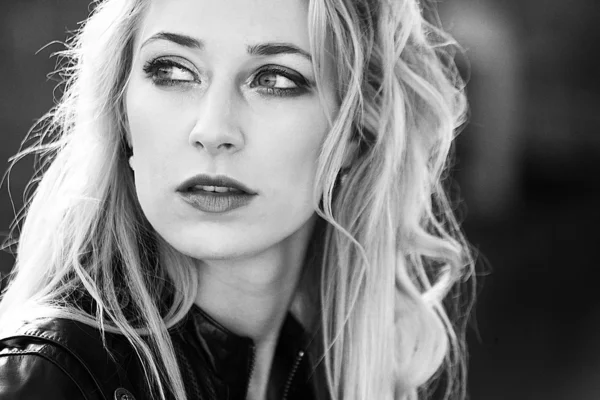 sarışın siyah beyaz portre