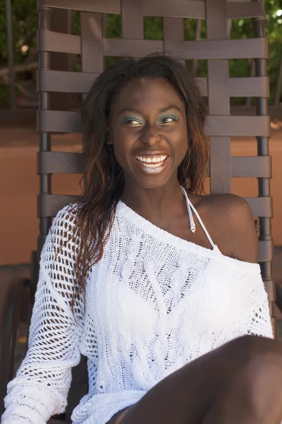 Junge Frau trägt weißen Netzpullover — Stockfoto
