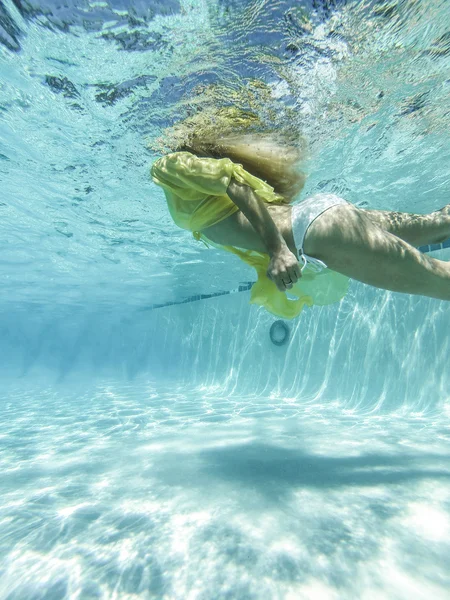 Chica bajo el agua — Foto de Stock