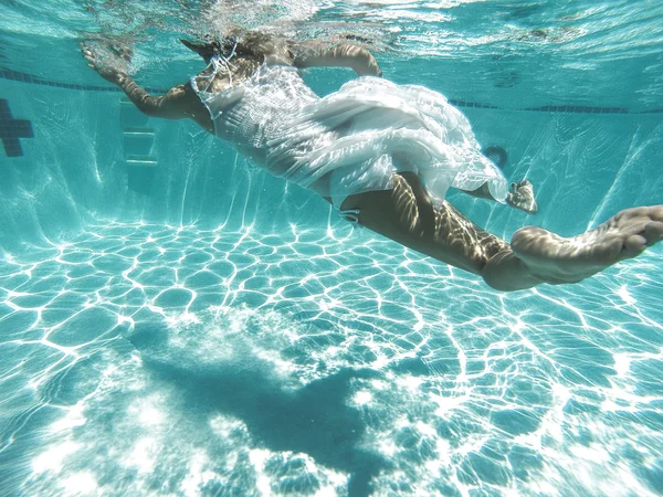 Mädchen unter Wasser — Stockfoto