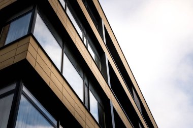 Cam pencereli sarı bir binanın duvarı. iş biçimi