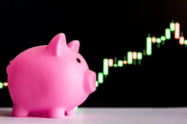 Finansal değiş tokuşun arka planındaki pembe kumbarada, kopyalanmış alan. Finans, tasarruflar. İş dünyası