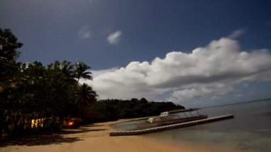 bir tropik ada Resort gece timelapse