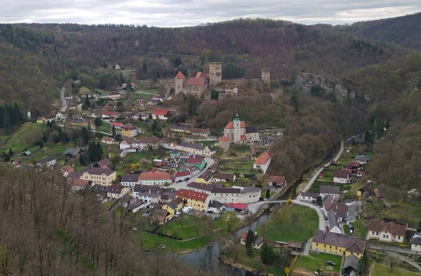 俯瞰奥地利Hardegg镇 有堡垒 岩石和周围的森林 — 图库照片#