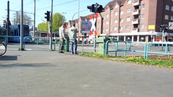 Cologne - circa april 2013 - Tram ( Line 7 ) runs through a crossing with barriers on the railway line between Cologne and Zündorf Ліцензійні Стокові Відео