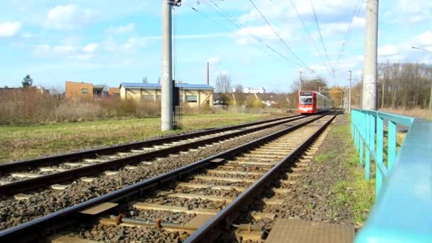 Tram lijn 7 rijdt via een buitenwijk van Keulen, Duitsland — Stockvideo