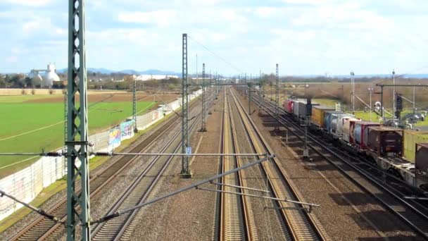 Keulen - circa april 2013 - goederentrein met vele containers — Stockvideo