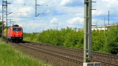 -yaklaşık Mayıs 2013 - Köln Tren geçen bir yük taşıyan