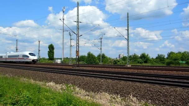 Colonia - circa junio 2013 - Tren de alta velocidad alemán que pasa — Vídeos de Stock