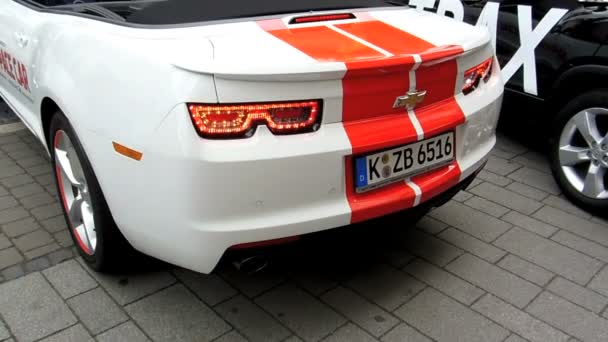 Carro muscular de estacionamento paralelo reverso com luz de cauda engraçada — Vídeo de Stock