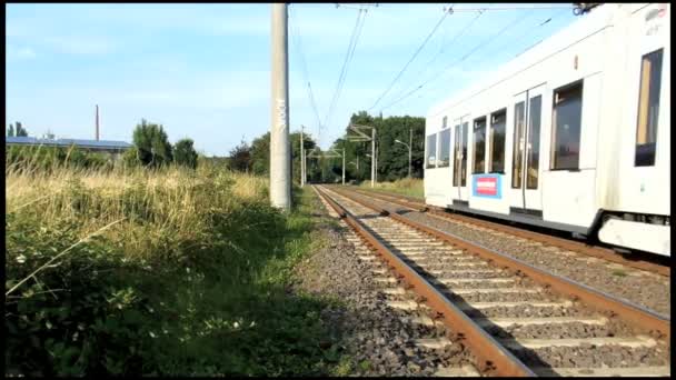 Schnellfahrende Straßenbahn in Kölner Vorort — Stockvideo