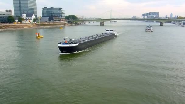 Colonia, Alemania - circa oct. 2013 - buque cisterna que pasa frente al mar de Colonia — Vídeos de Stock