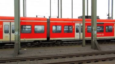 Demiryolu Köprüsü geçen Alman Bölgesel tren (banliyö)