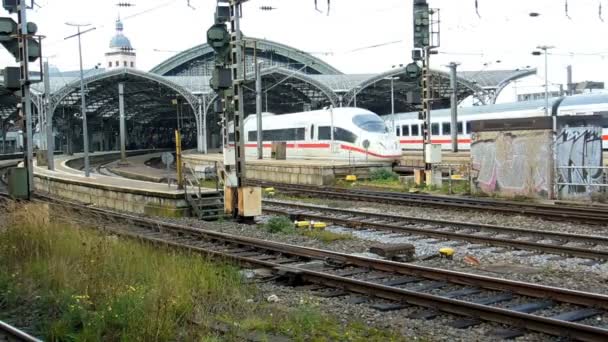 离开冰高速列车在科隆中央车站 — 图库视频影像