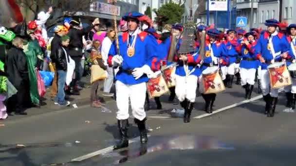 Köln, Tyskland - mars 2014: musikkår för frivilliga brandmän spelar på karneval i Köln. — Stockvideo