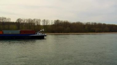 Köln, Almanya - 24 Mart 2014: barge ile uluslararası konteyner