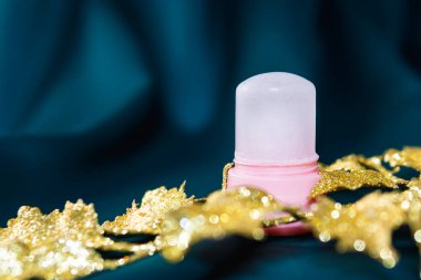 Doğal eko kristal alum deodorant. Çevre dostu yaşam tarzı, kişisel hijyen ve sağlık konsepti