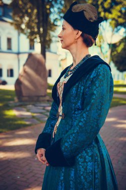 Mavi tarihi Barok kıyafetleri giymiş bir kadın portresi. Eski moda saç stili, açık havada. Lüks ortaçağ elbisesi