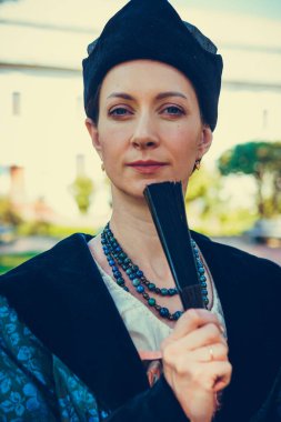 Mavi tarihi Barok kıyafetleri giymiş bir kadın portresi. Eski moda saç stili, açık havada. Lüks ortaçağ elbisesi