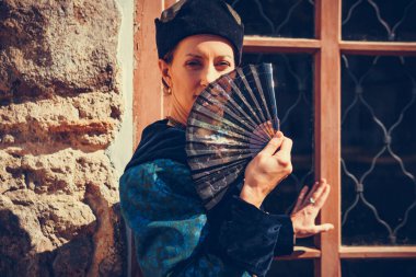 Mavi tarihi Barok kıyafetleri giymiş bir kadın portresi. Eski moda saç stili, açık havada. Lüks ortaçağ elbisesi