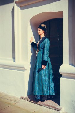 Mavi tarihi Barok kıyafetleri giymiş bir kadın portresi. Eski moda saç stili, açık havada. Lüks ortaçağ elbisesi