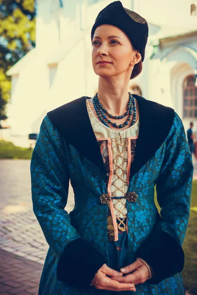 穿着历史悠久的蓝色巴洛克风格服装的女人的画像 华丽的中世纪服装 — 图库照片
