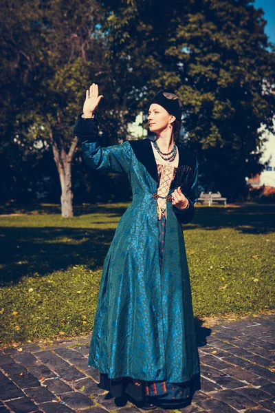 Retrato Mulher Vestida Com Roupas Barrocas Históricas Azuis Com Penteado — Fotografia de Stock