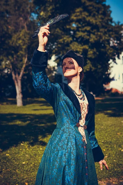 Portret Van Een Vrouw Gekleed Blauwe Historische Barokke Kleren Met — Stockfoto