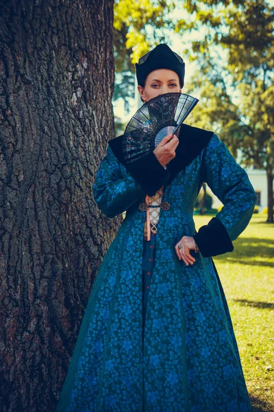Retrato Mujer Vestida Con Ropa Barroca Histórica Azul Con Peinado —  Fotos de Stock