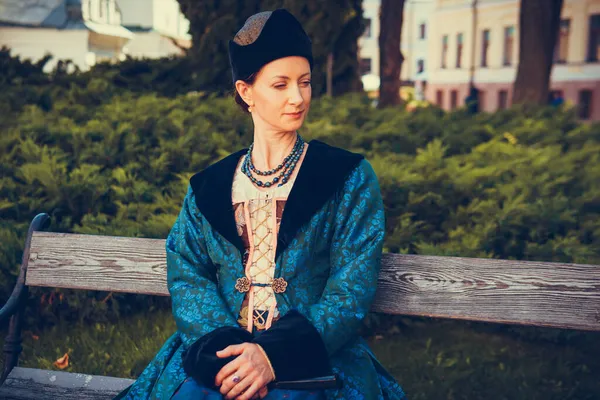 Portret Kobiety Ubranej Niebieskie Historyczne Stroje Barokowe Starą Fryzurą Mody — Zdjęcie stockowe